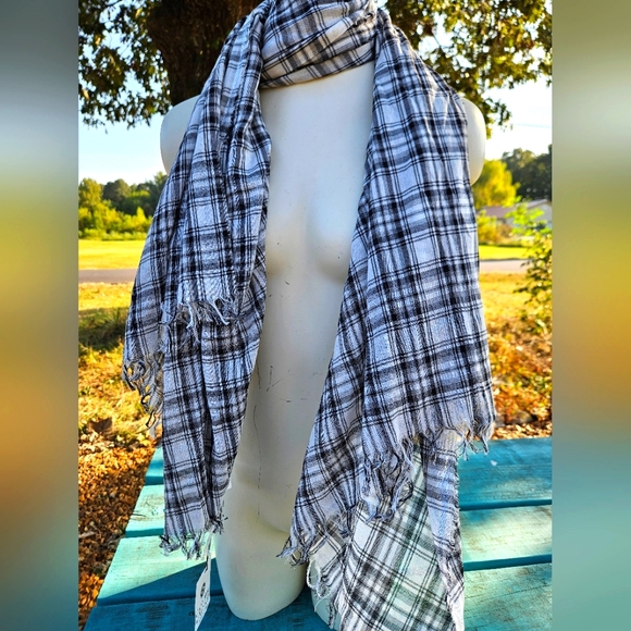 Caterina de' Medici Large Plaid Scarf - Picture 2 of 9